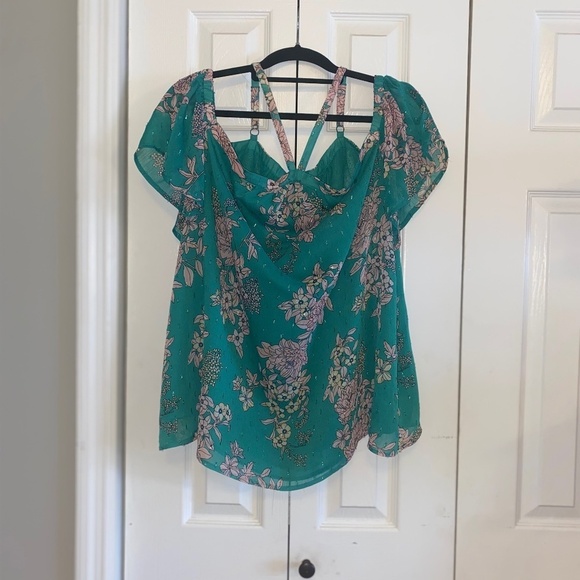 Torrid size 1 beautiful spring on or off shoulder top - Picture 1 of 6